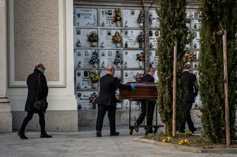 Un funerale con un solo parente al seguito al cimitero di Seriate