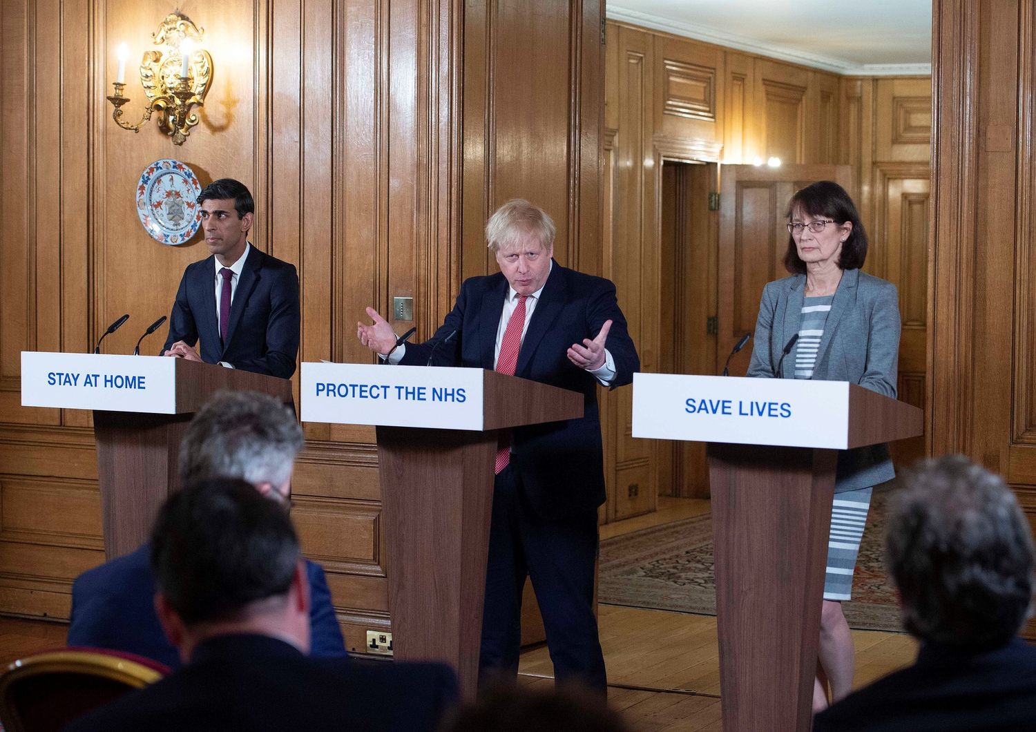 Il premier britannico Boris Johnson. Alla sua destra, il cancelliere Rishi Sunak