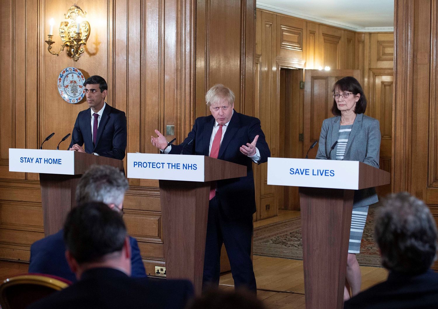 Il cancelliere Rishi Sunak, il premier Boris Johnson e il vice capo della Sanit&agrave; Jenny Harries