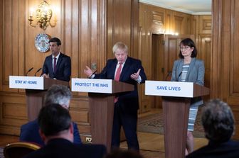 Il cancelliere Rishi Sunak, il premier Boris Johnson e il vice capo della Sanit&agrave; Jenny Harries