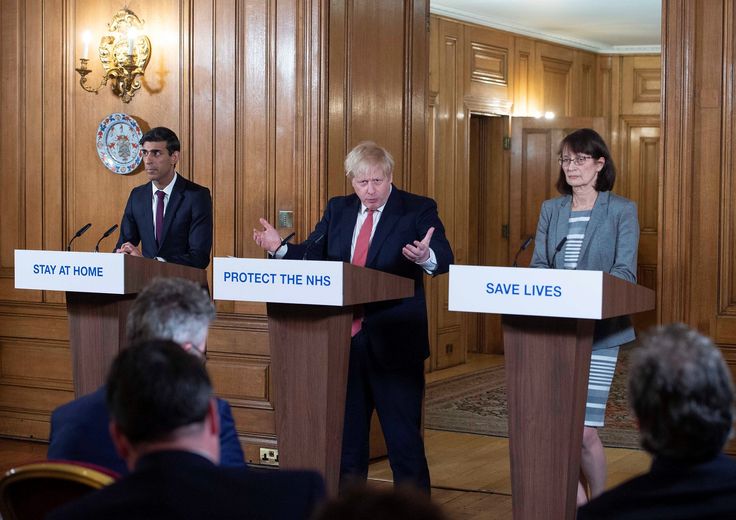 Il premier britannico Boris Johnson. Alla sua destra, il cancelliere Rishi Sunak