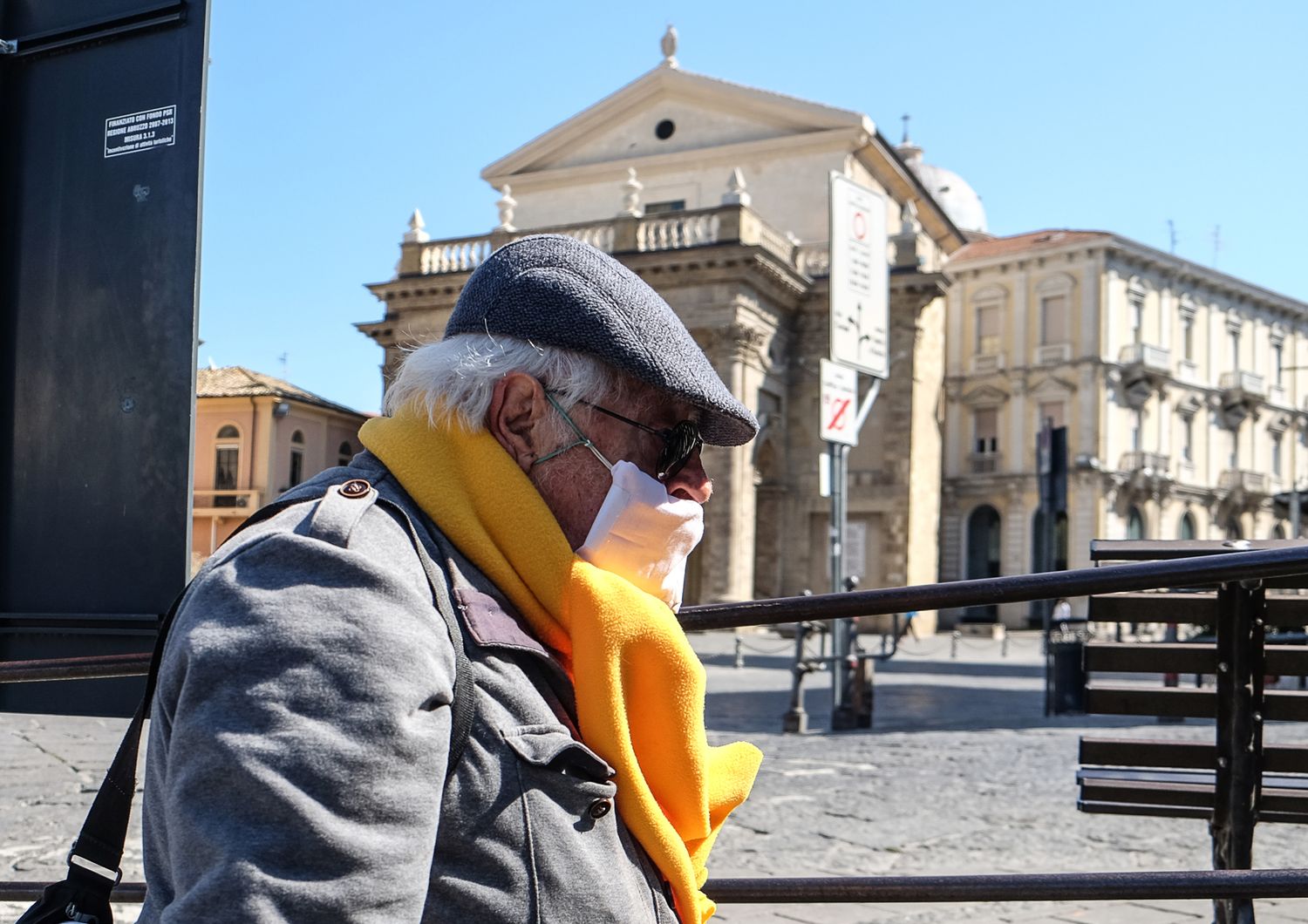 Coronavirus, un uomo con la mascherina per le strade di Lanciano