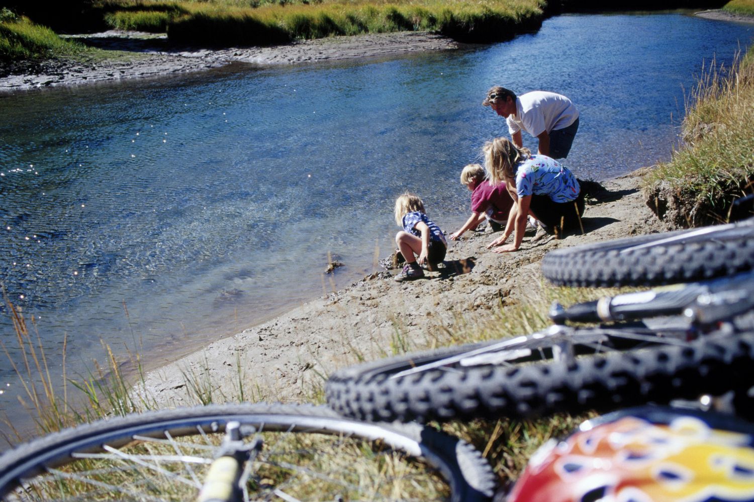 Bambini in bicicletta in un parco