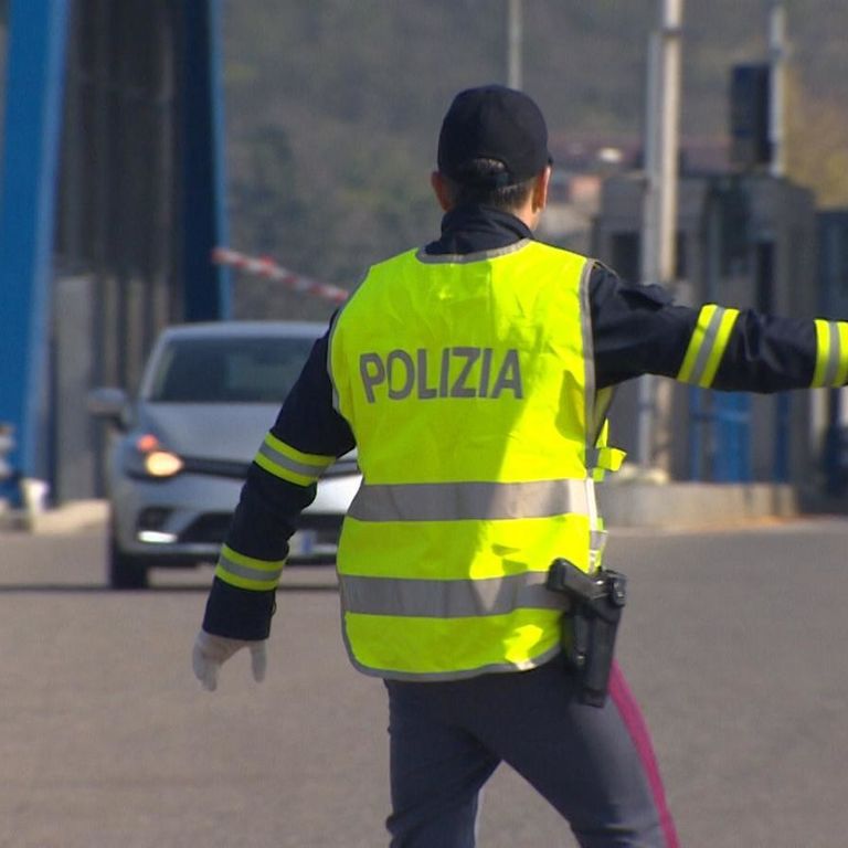 Controlli della polizia sugli spostamenti durante i divieti per il coronavirus