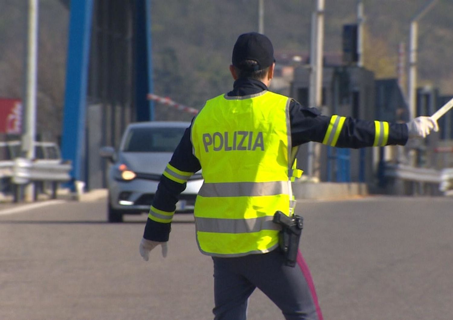 Controlli della polizia sugli spostamenti durante i divieti per il coronavirus