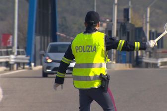 Controlli della polizia sugli spostamenti durante i divieti per il coronavirus