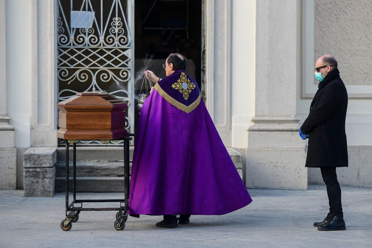 Coronavirus, ultimo saluto a un defunto