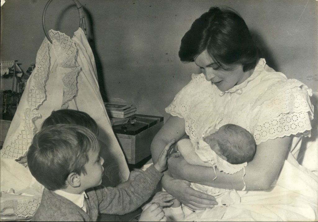 Lucia Bos&eacute; tiene in braccio la terzogenita, Paola, nell'ospedale di Madrid dove la bambina &egrave; nata. Con lei gli altri due figli: Miguel e Lucia