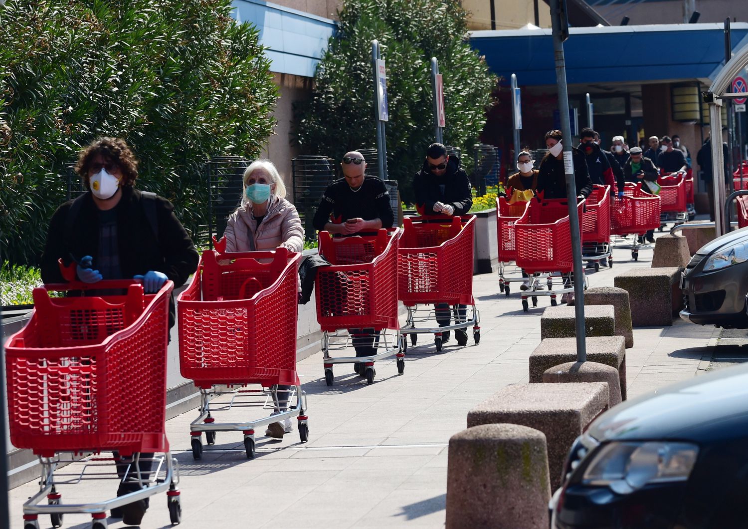 Fila davanti a un supermercato