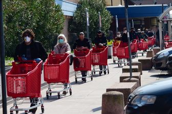 Fila davanti a un supermercato