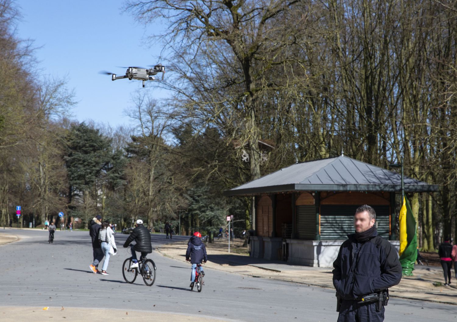 Un drone della polizia sorvola un parco di Bruxelles