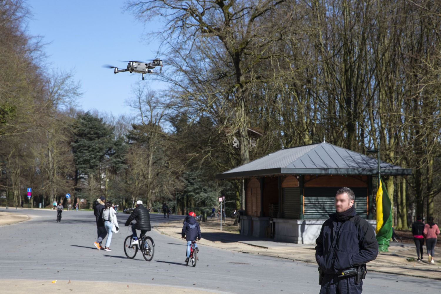 Un drone della polizia sorvola un parco di Bruxelles