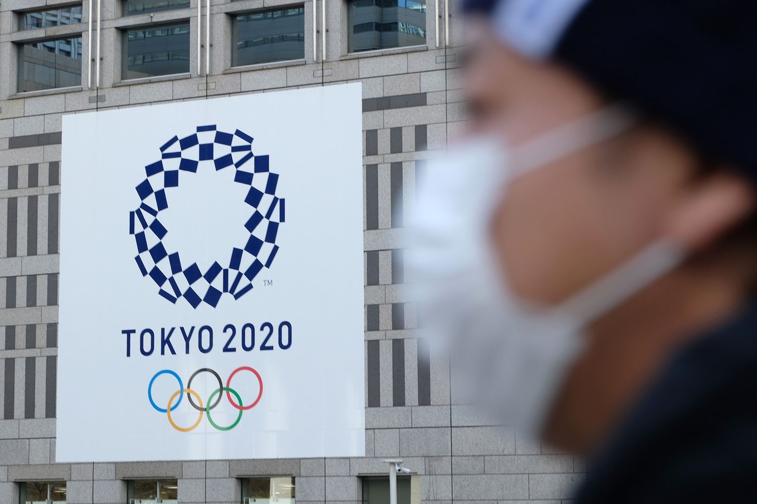 Un manifesto delle Olimpiadi fotografato a Tokyo ieri