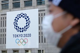 Un manifesto delle Olimpiadi fotografato a Tokyo ieri