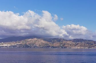 La costa siciliana vista dal traghetto che parte da Villa San Giovanni diretto a Messina