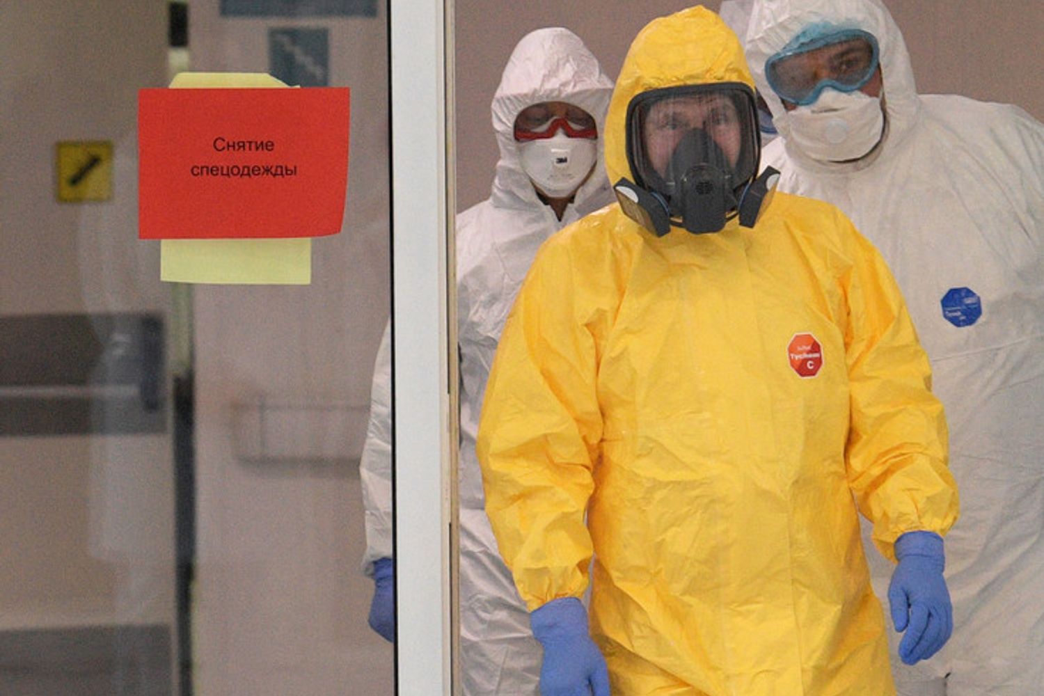 Il presidente russo Vladimir Putin in visita ai contagiati dal Covid-19 a Mosca&nbsp;