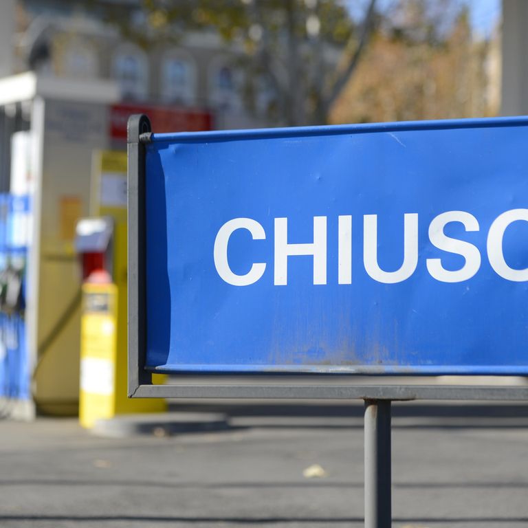 Un distributore di benzina chiuso