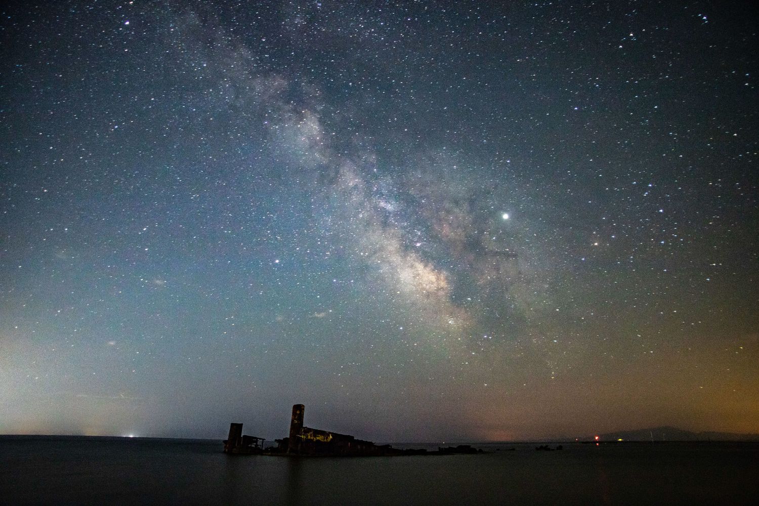 La Via Lattea fotografata dalla spiaggia di Salonicco, in Grecia