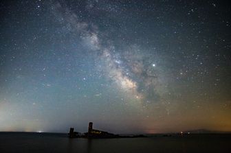 La Via Lattea fotografata dalla spiaggia di Salonicco, in Grecia