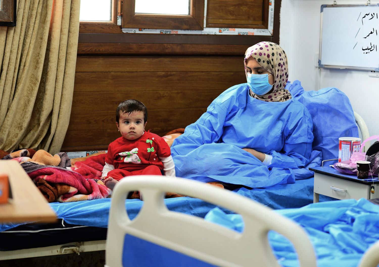&nbsp;Una donna malata e la sua bambina nell'ospedale di Najaf in Iraq