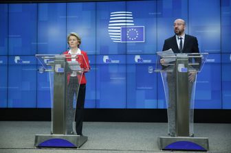 &nbsp;Ursula von der Leyen e Charles Michel parlano alla videoconferenza dei leader Ue