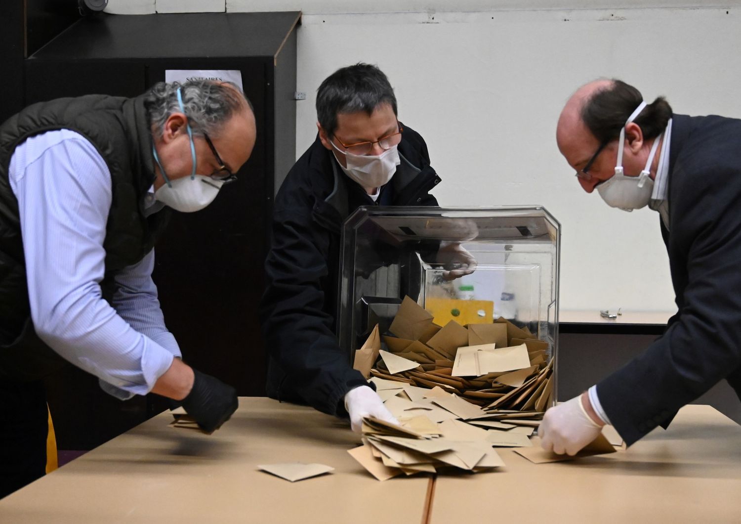 &nbsp;Scrutatori durante le elezioni comunali del 15 marzo in Francia