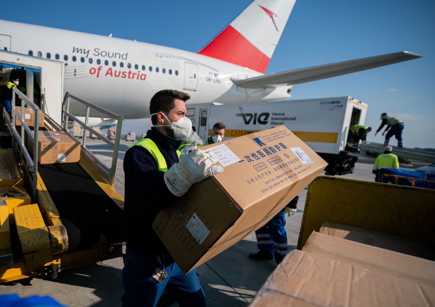 L'arrivo in aeroporto austriaco di aiuti sanitari cinesi destinati all'Italia