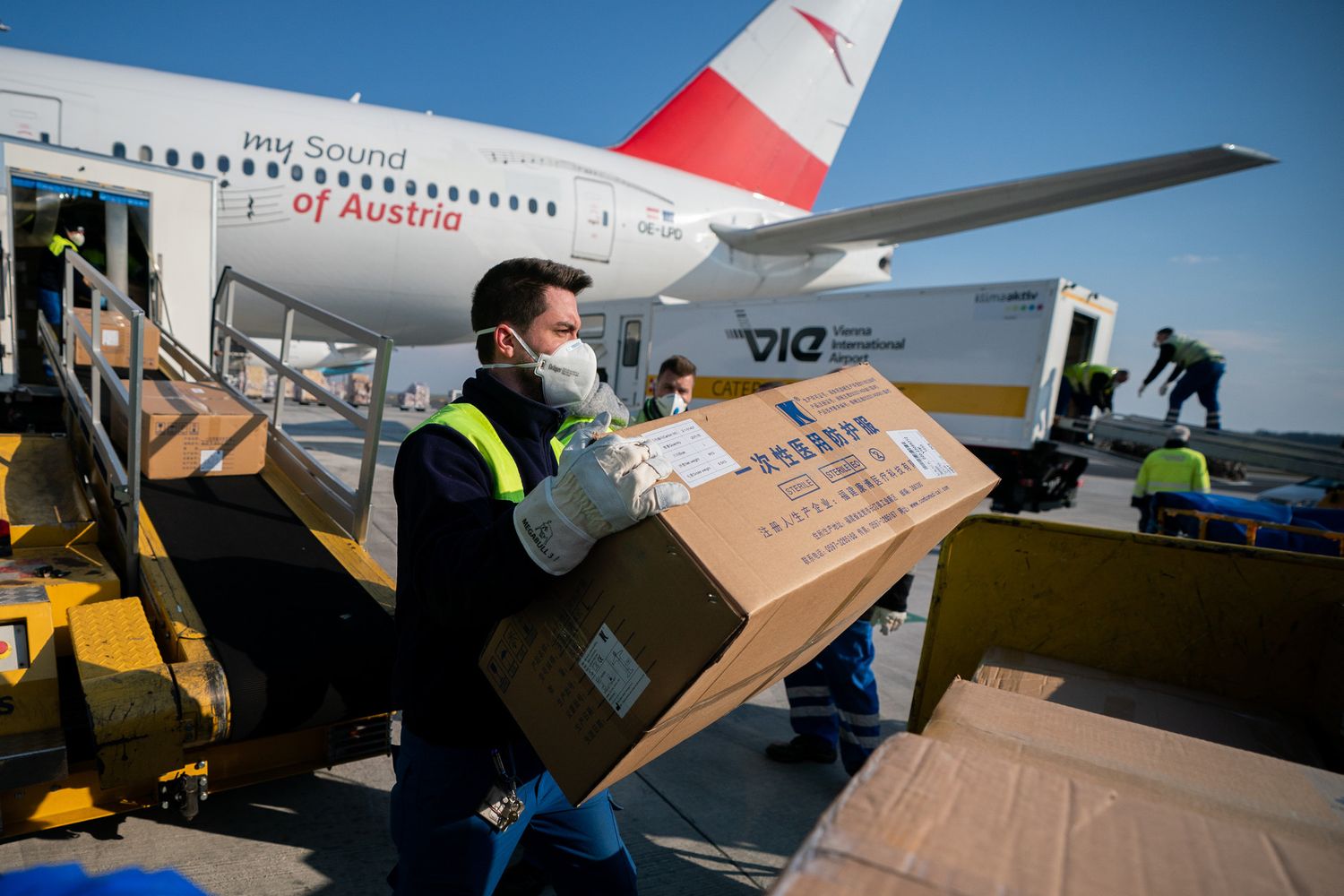 L'arrivo in aeroporto austriaco di aiuti sanitari cinesi destinati all'Italia