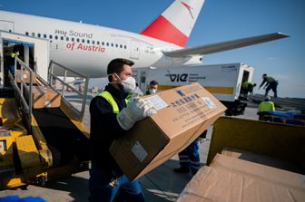 L'arrivo in aeroporto austriaco di aiuti sanitari cinesi destinati all'Italia
