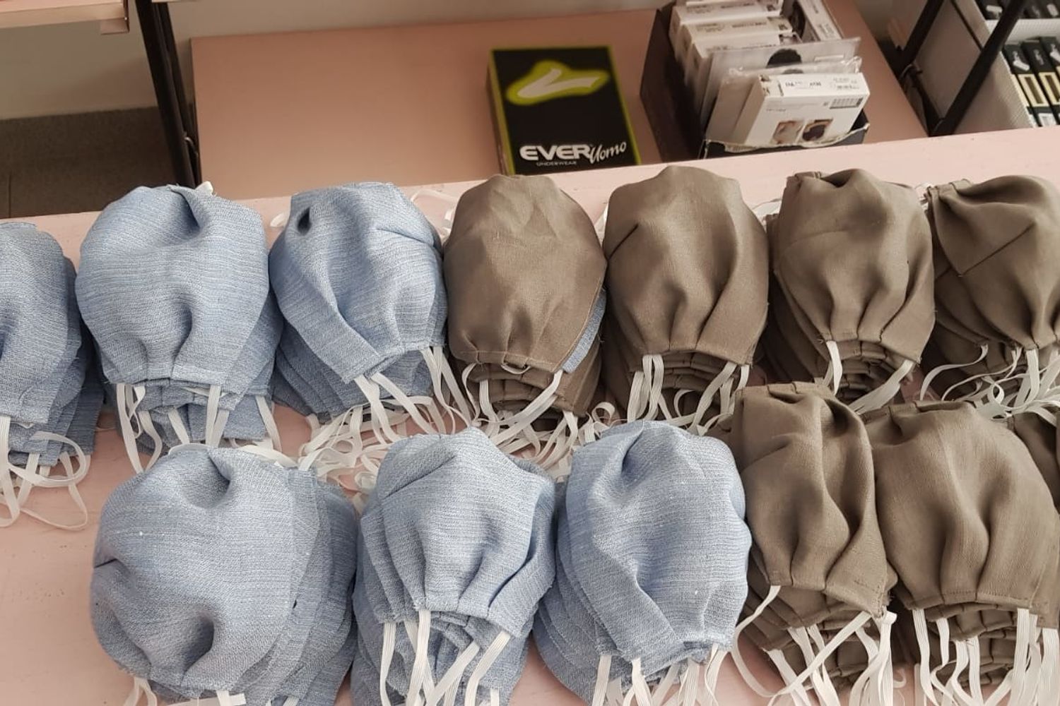 Mascherine in canapa di Maeko