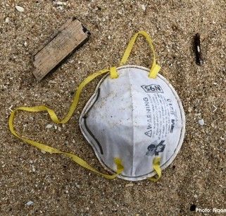 Una mascherina finita in spiaggia