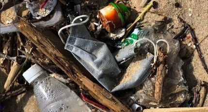 Mascherine finite sulla spiaggia