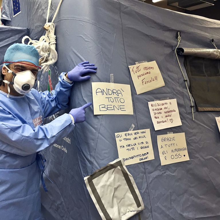 La tenda del triage allestita all'ospedale Molinette di Torino