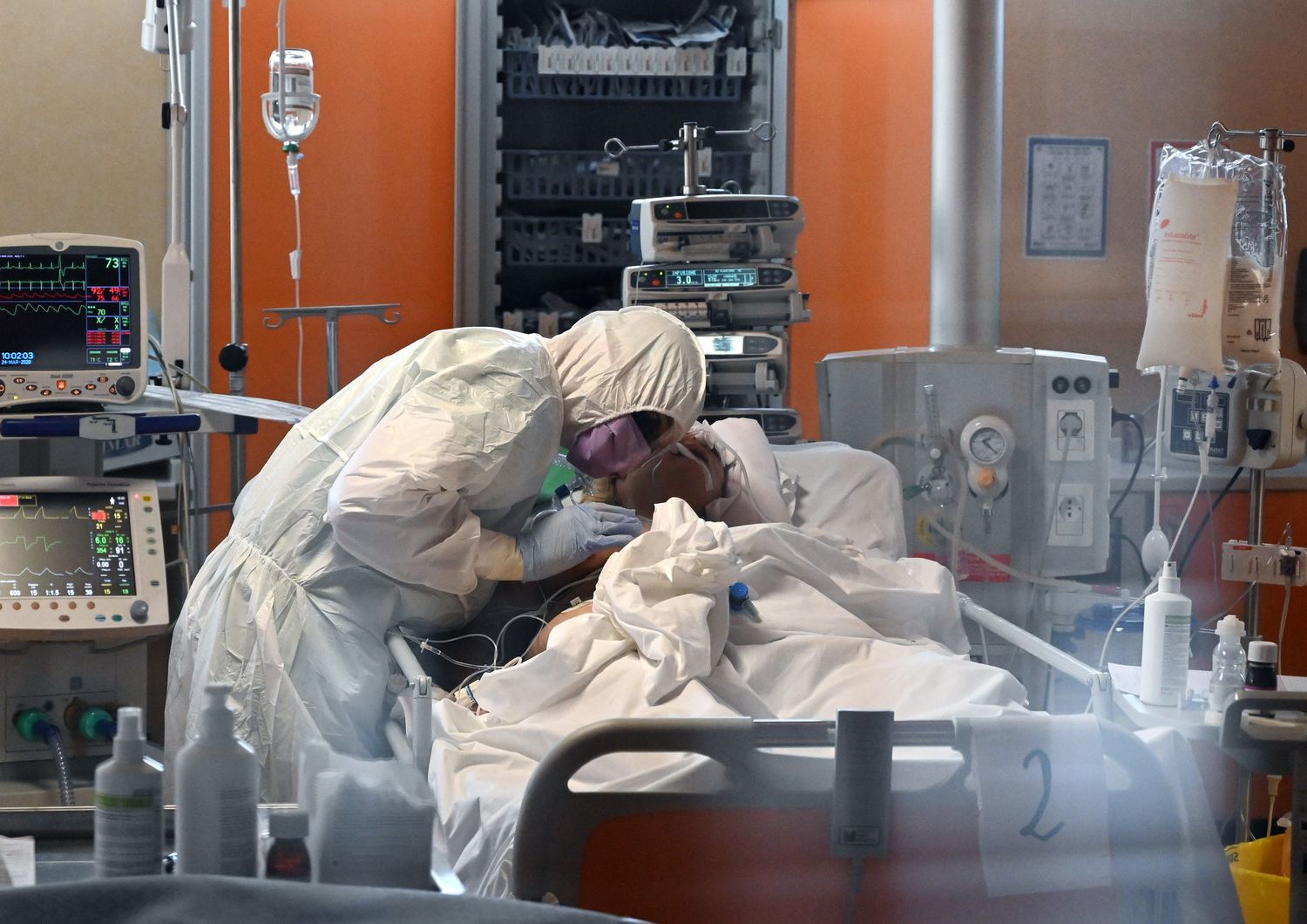 Un medico assiste un paziente nell'unit&agrave; Covid-19 di un ospedale