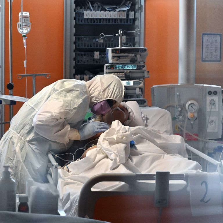 Un medico assiste un paziente in una unit&agrave; Covid-19 di un ospedale romano