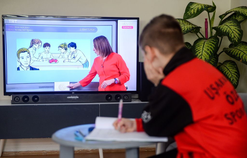 Un bambino turco segue una lezione online
