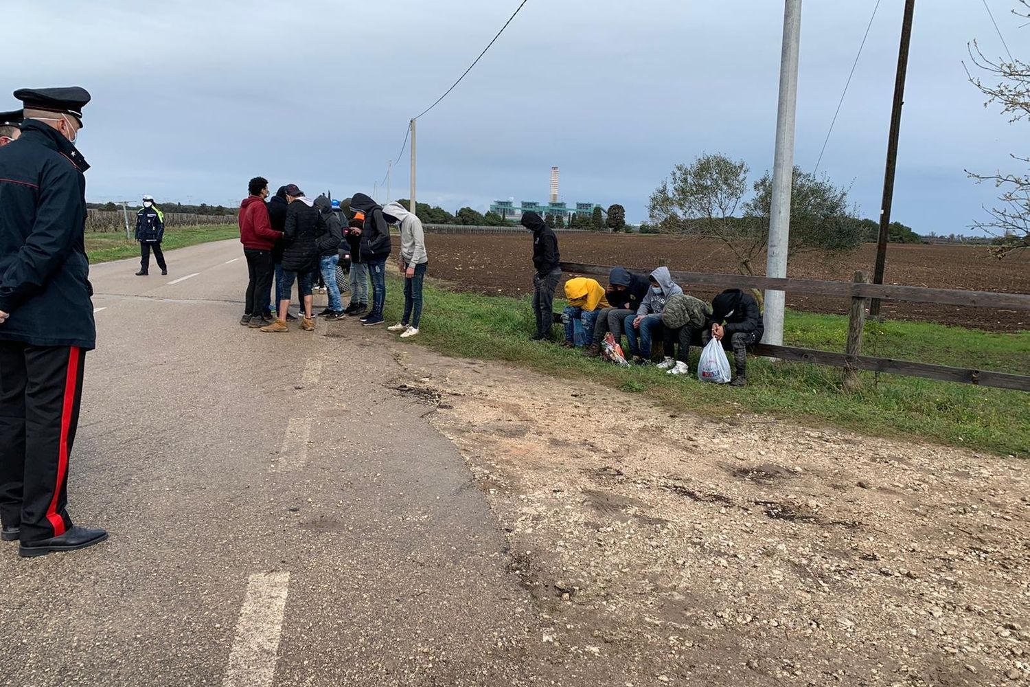 Migranti con mascherine&nbsp;