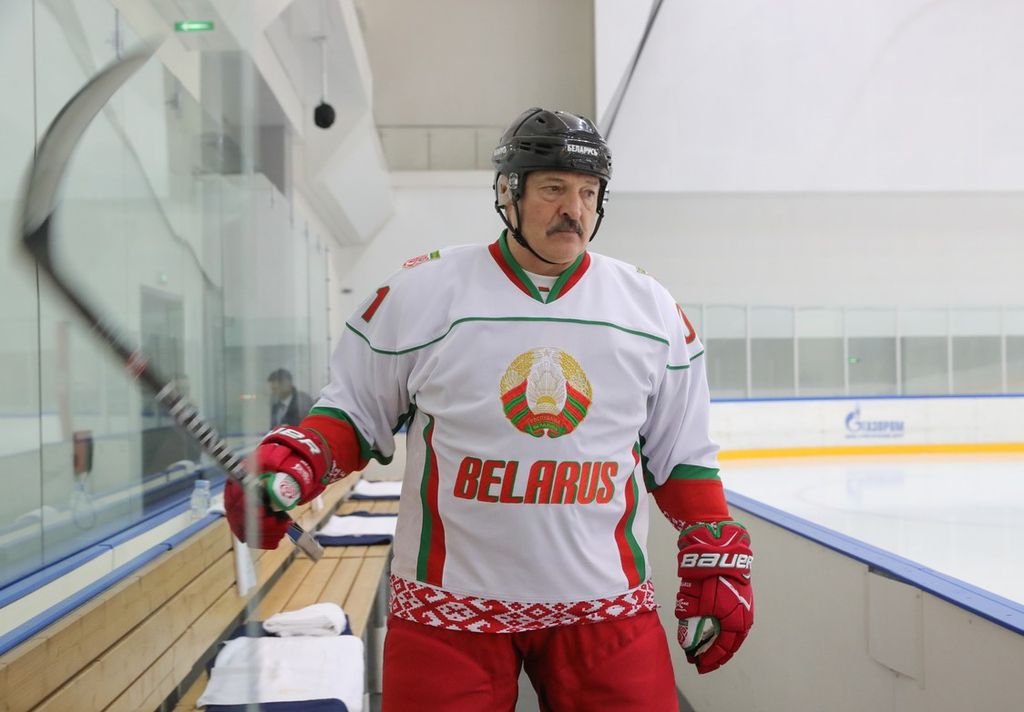 &nbsp;Il presidente della Bielorussia, Alexander Lukashenko, durante una partita di hockey su ghiaccio