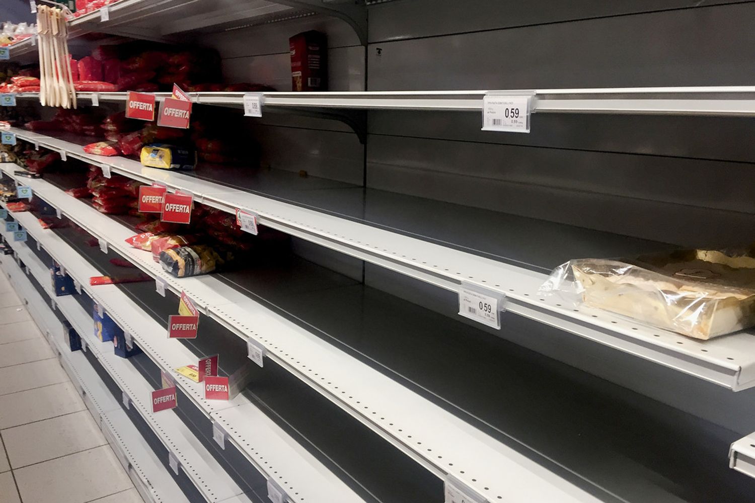 Scaffali vuoti in un supermercato milanese