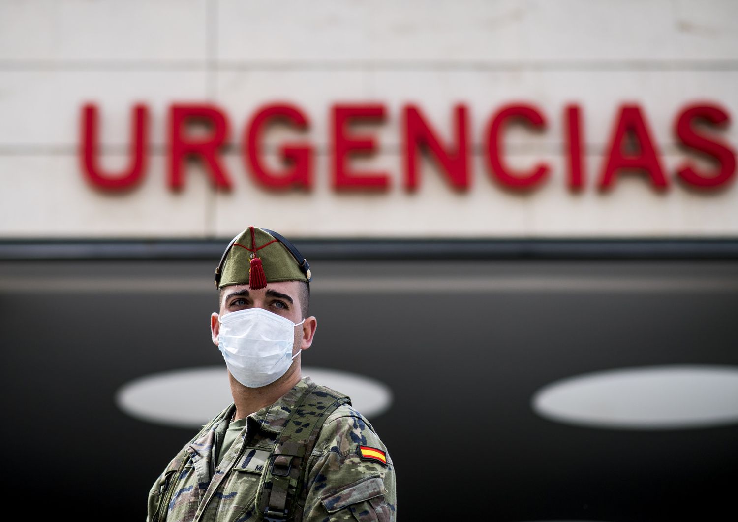 Coronavirus: un soldato spagnolo di fronte a una clinica