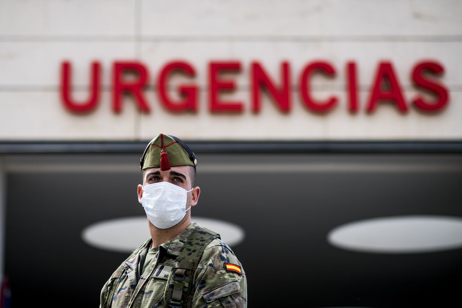 Coronavirus: un soldato spagnolo di fronte a una clinica