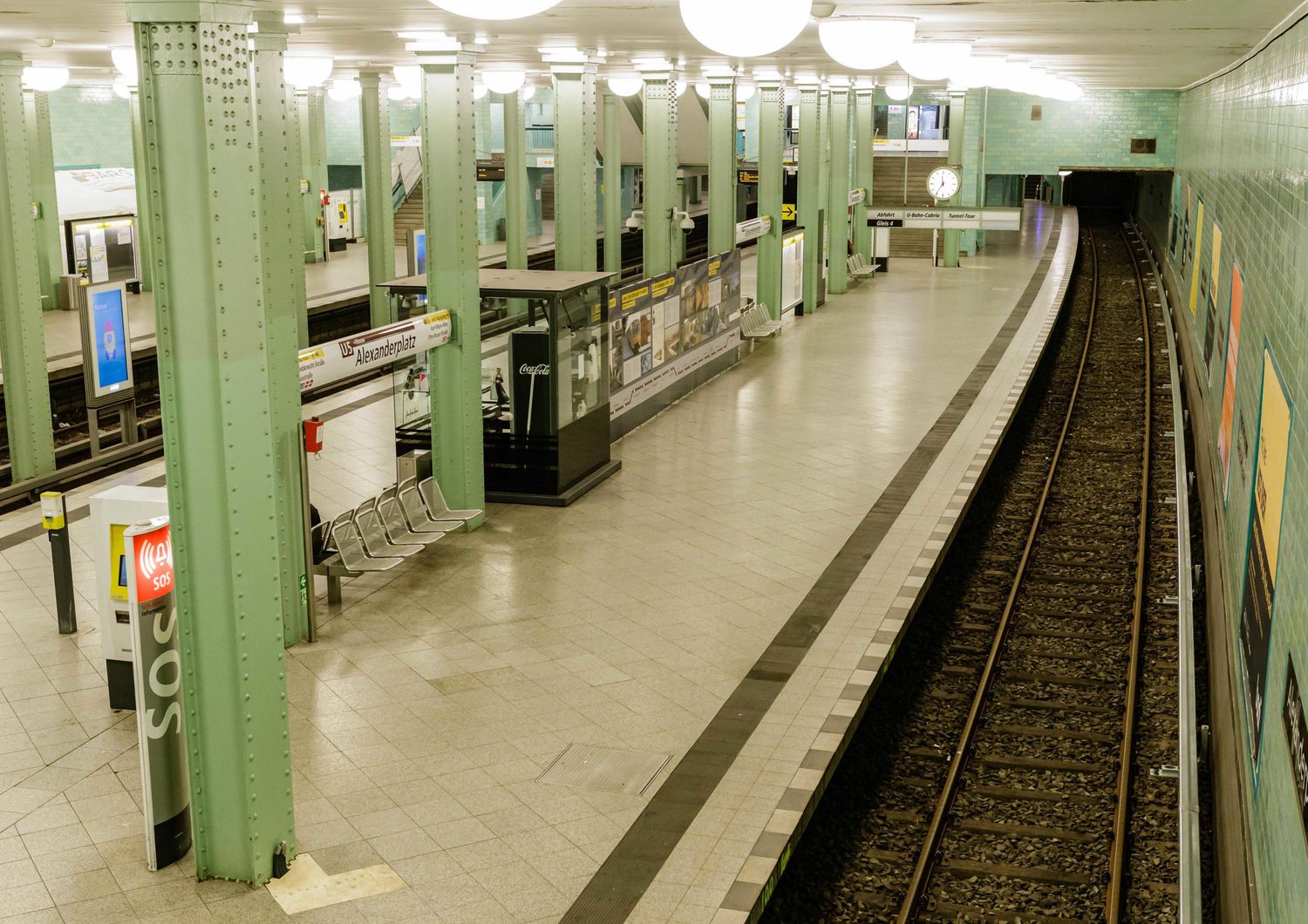 La metropolitana di Berlino deserta per le restrizioni imposte per il coronavirus