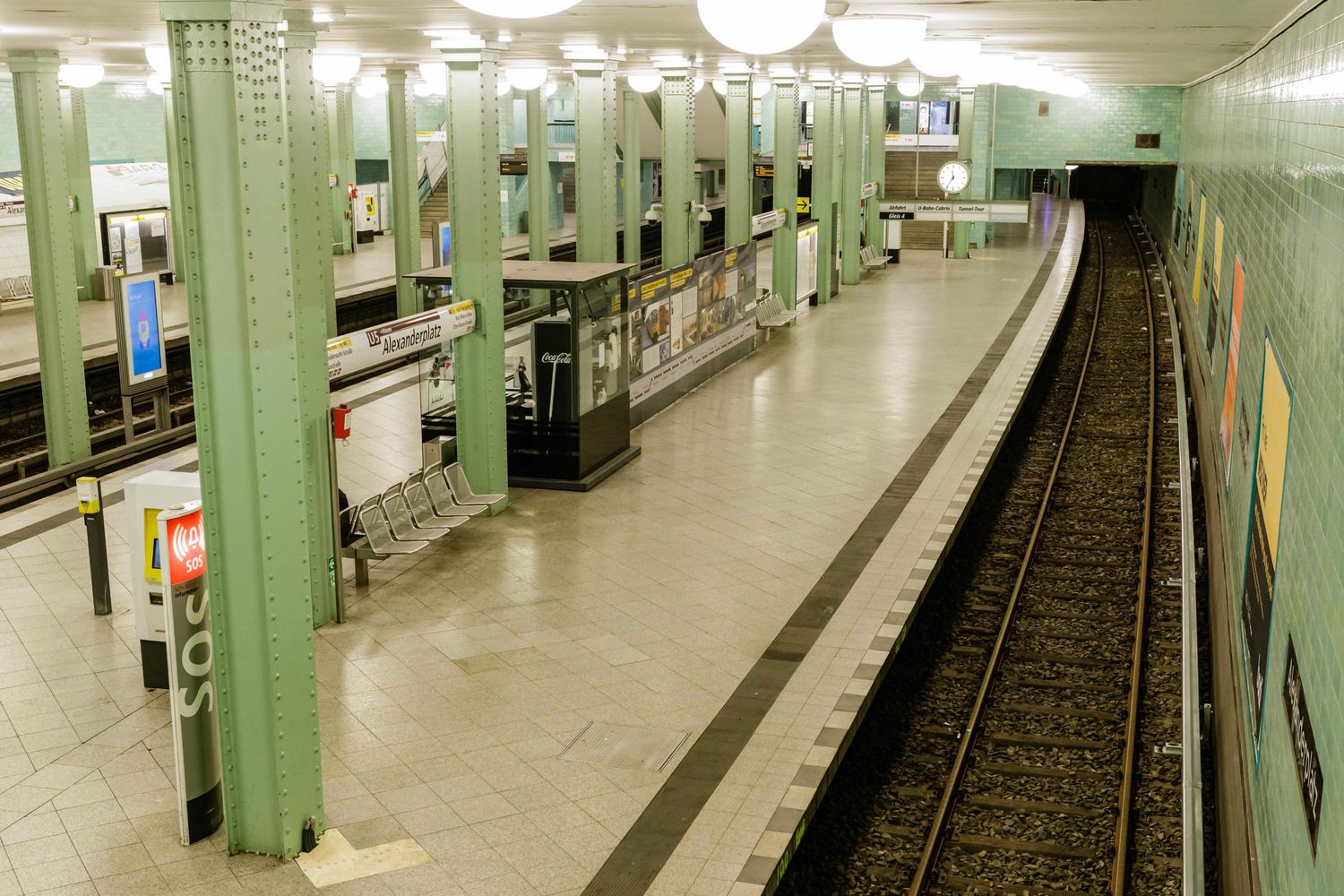 La metropolitana di Berlino deserta per le restrizioni imposte per il coronavirus