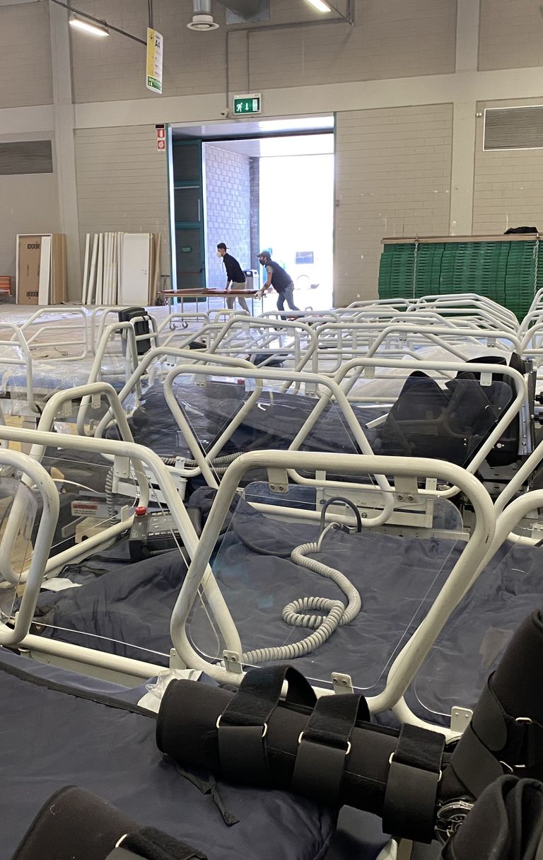 I letti da montare nell'ospedale degli Alpini