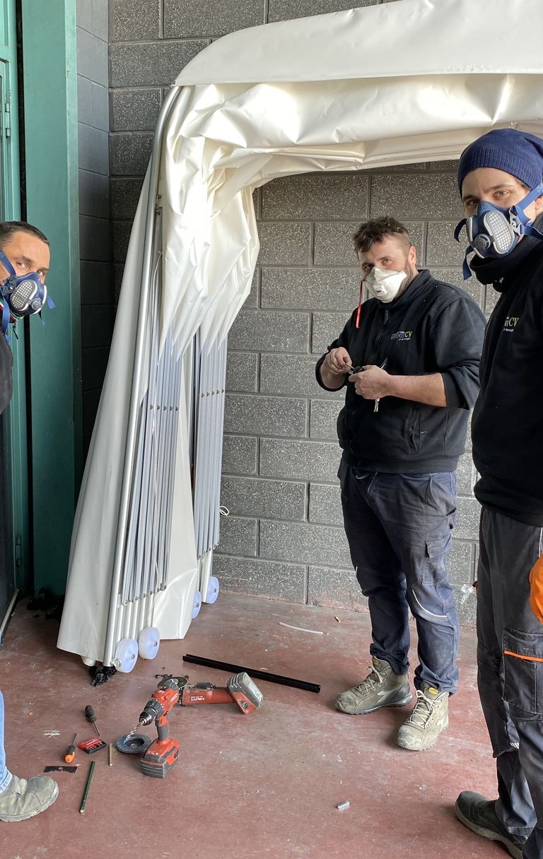 Una squadra al lavoro per montare l'ospedale degli Alpini