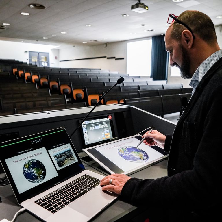 Il professore di Biologia della Bicocca Maurizio Casiraghi al pannello che controlla lo streaming e le telecamere dell'aula&nbsp;