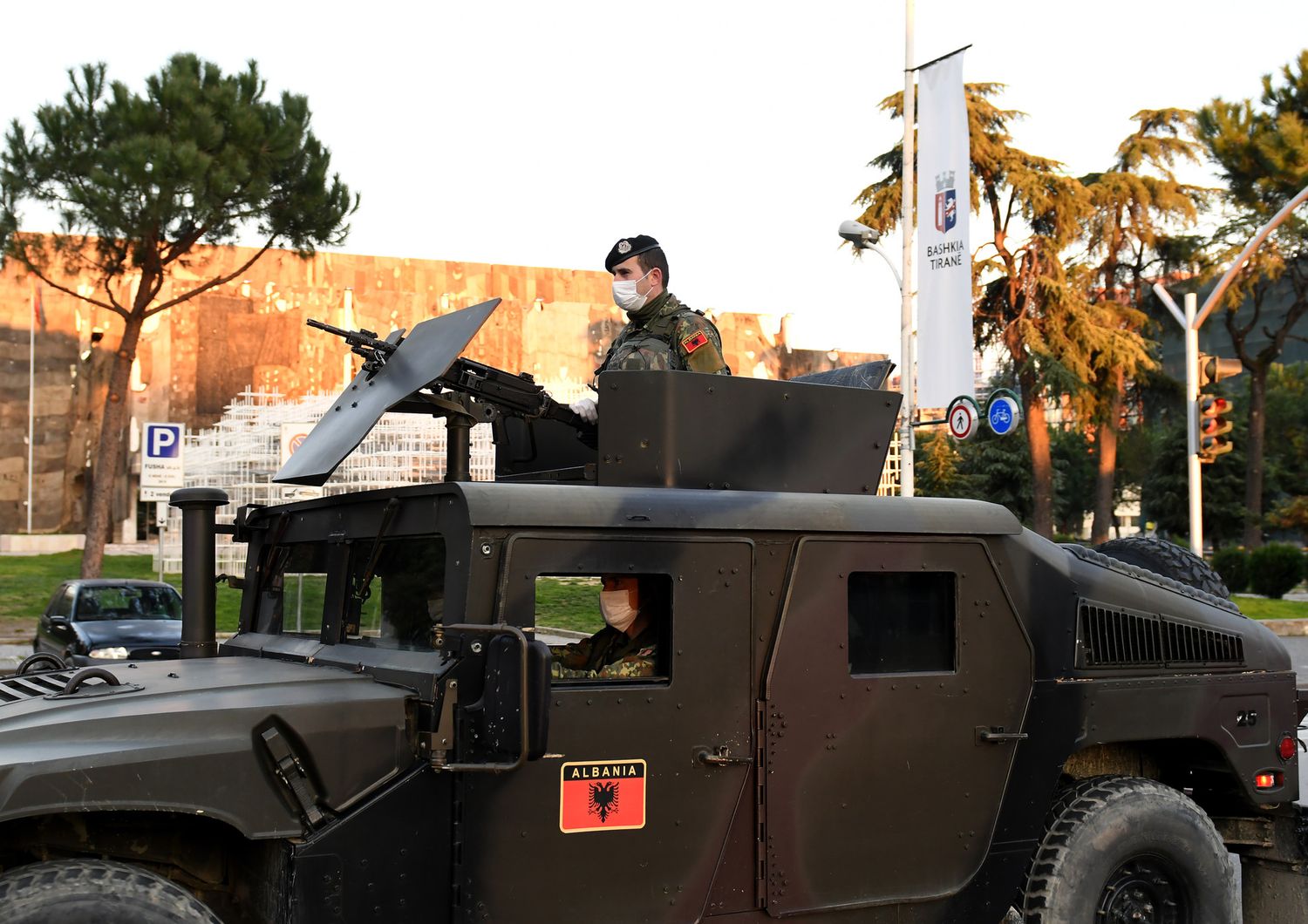 Un mezzo militare albanese pattuglia le strade di Tirana per garantire il lockdown dettato dal coronavirus