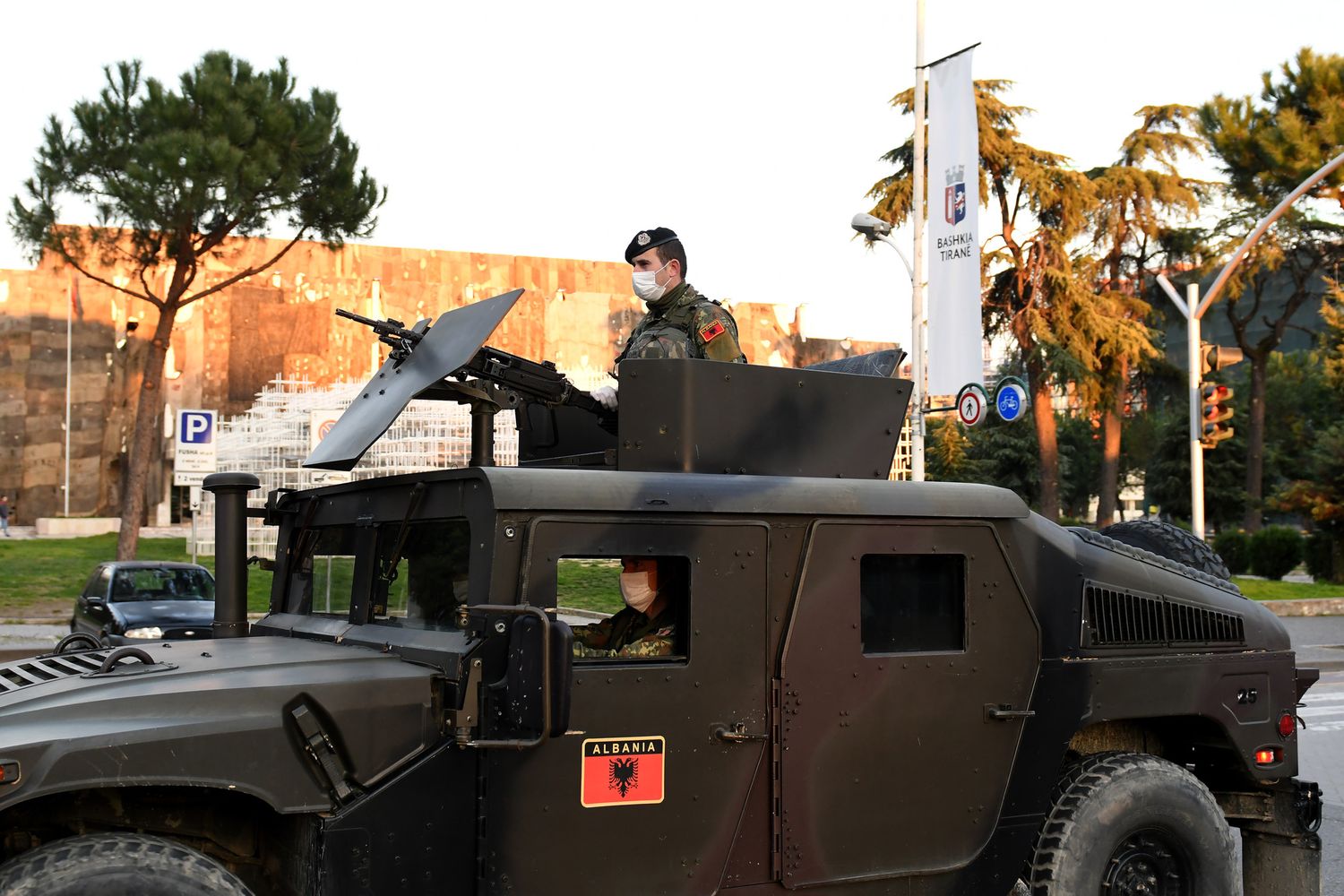 Un mezzo militare albanese pattuglia le strade di Tirana per garantire il lockdown dettato dal coronavirus