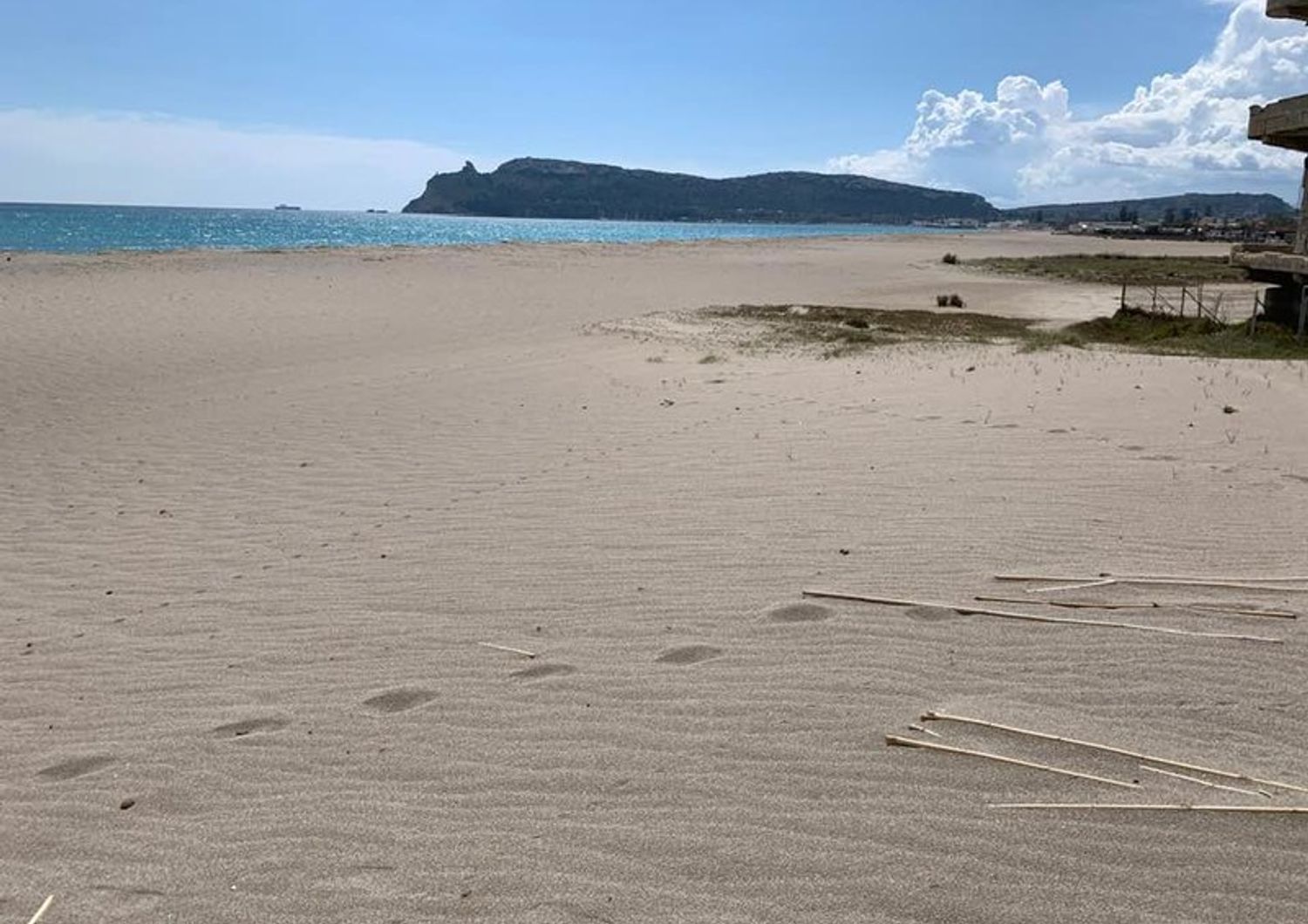 La spiaggia del Poetto deserta. Sullo sfondo la Sella del diavolo&nbsp;