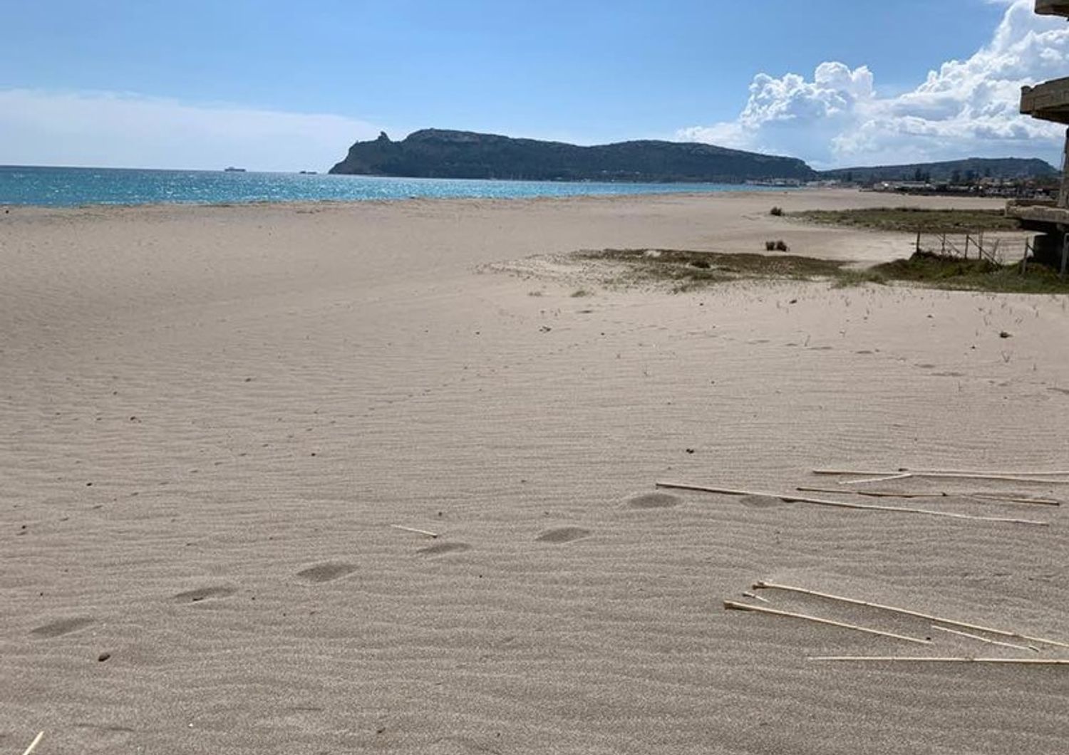 La spiaggia del Poetto deserta. Sullo sfondo la Sella del diavolo&nbsp;